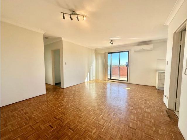 Immaculate & Sunny 2 Bedroom Unit in Prime Location