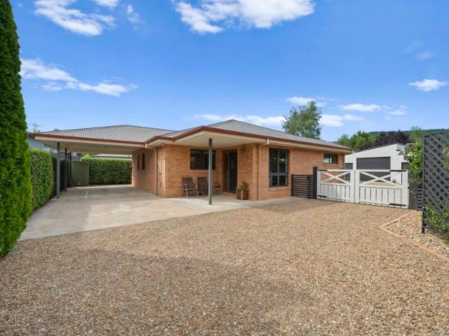 Effortless Living, Exceptional Location Walk to Town