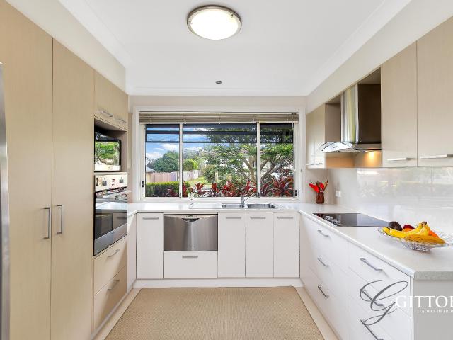 Immaculate Single Level Villa & Just An Easy Walk To The Shops