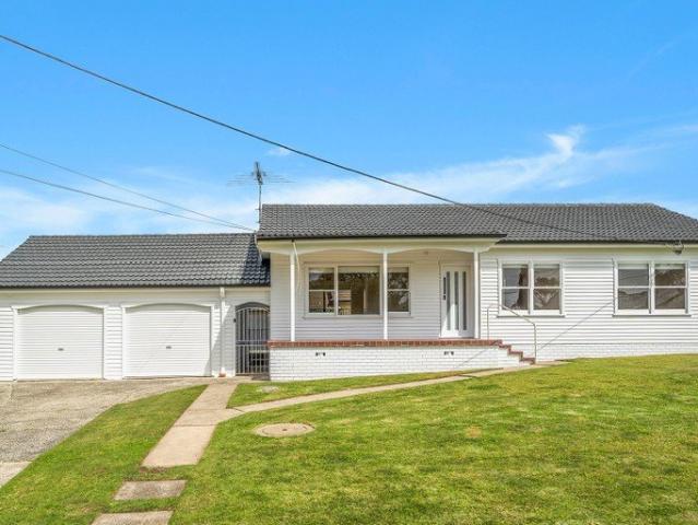 immaculate single level home in quiet convenient no through street