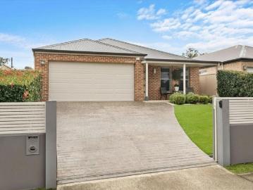 Immaculate single level residence in the heart of Richmond!