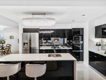 Immaculate spacious apartment with private rainforest outlook