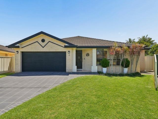 Immaculate, Spacious Living In A Quiet Cul De Sac