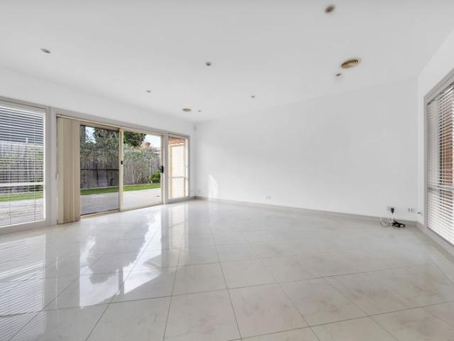 Immaculate & Spacious VIlla Unit in Quiet and Convenient Location