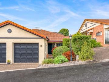 Immaculate & Spacious 3 Bedroom Villa with 3 Parking Spaces + Premium Position!