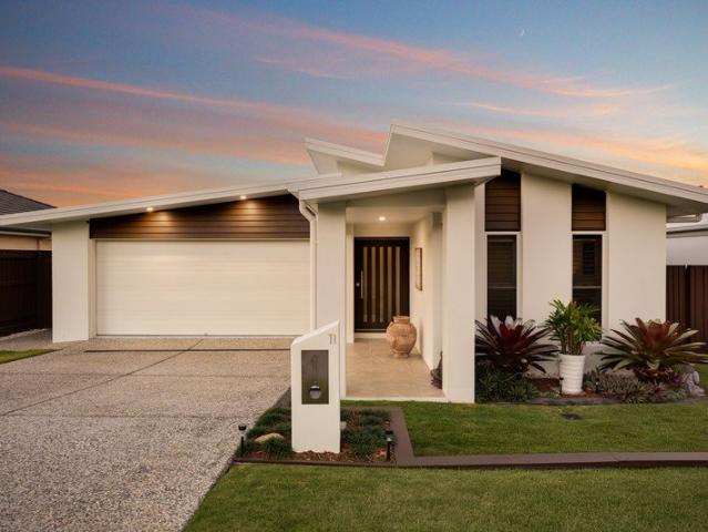 IMMACULATE TURN KEY PERFECTION! STUNNING INTERIORS AND SHOWSTOPPING STREET APPEAL!