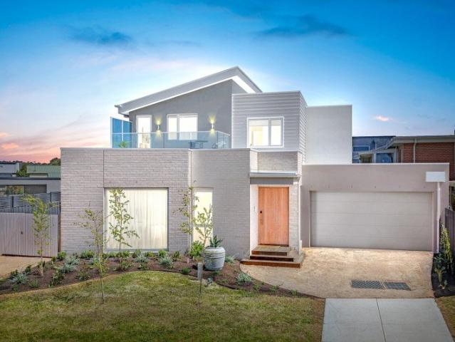 Immaculate turnkey residence by the bay