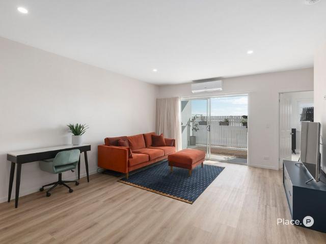 Immaculate two bedroom apartment commanding beautiful city views
