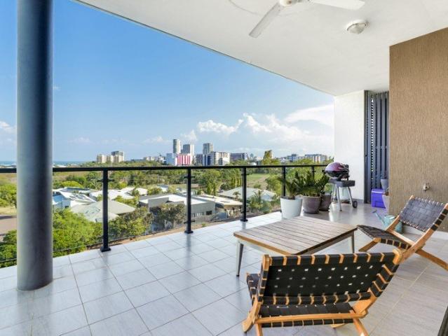 Immaculate Two Bedroom, Two Bathroom Corner Unit Spectacular Harbour & City Views