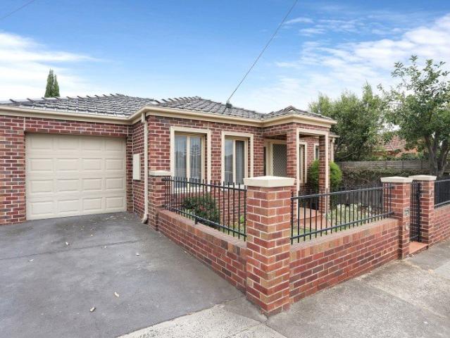 Immaculate Three Bedroom Home For Lease in Ivanhoe