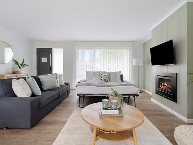 Immaculate Three Bedroom Home In Ideal Location!