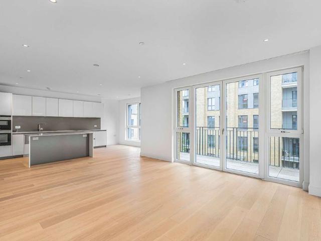 Immaculate three bedroom riverside apartment with balconies and underground parking
