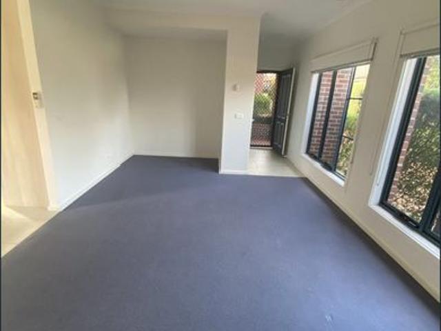 IMMACULATE TOWN RESIDENCE IN CHADSTONE