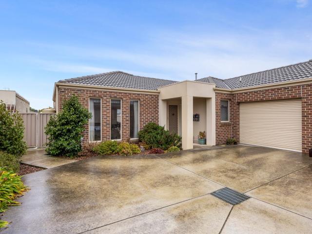 Immaculate Townhouse with Beautiful Gardens in Prime Wendouree Location