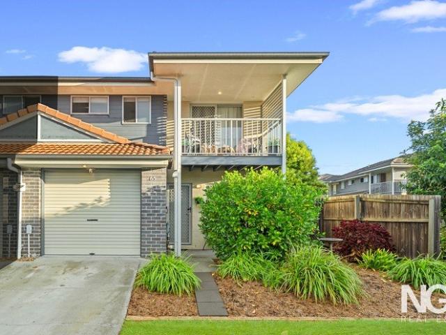 IMMACULATE TOWNHOUSE WITH POOL, GYM & MODERN COMFORTS!