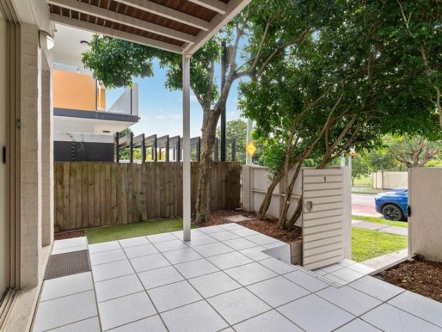 IMMACULATE TOWNHOUSE IN THE HEART OF SHERWOOD