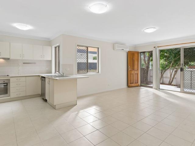 IMMACULATE TOWNHOUSE IN THE HEART OF SHERWOOD