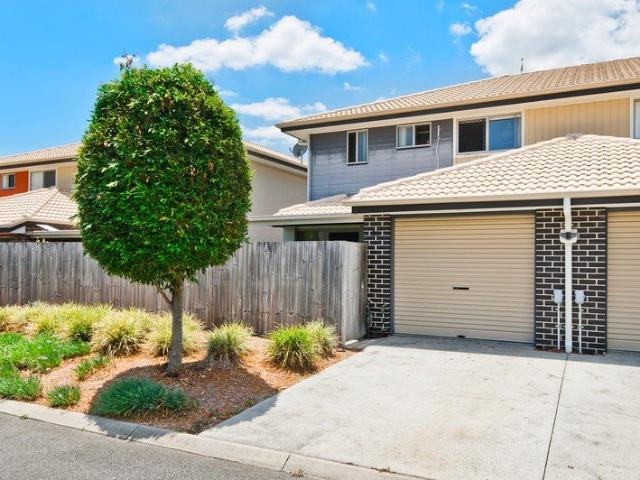IMMACULATE TOWNHOUSE IN THE HEART OF PACIFIC PINES