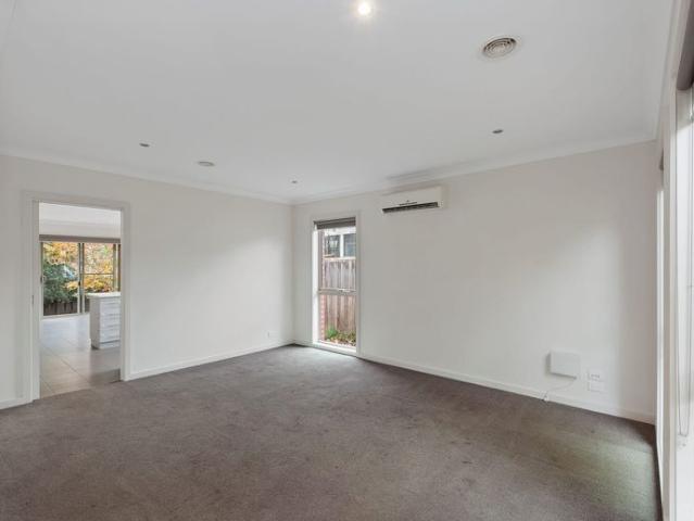 IMMACULATE TOWNHOUSE IN GREAT LOCATION