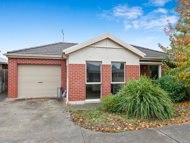 IMMACULATE TOWNHOUSE IN GREAT LOCATION