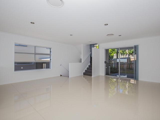Immaculate Townhouse In Prime Location