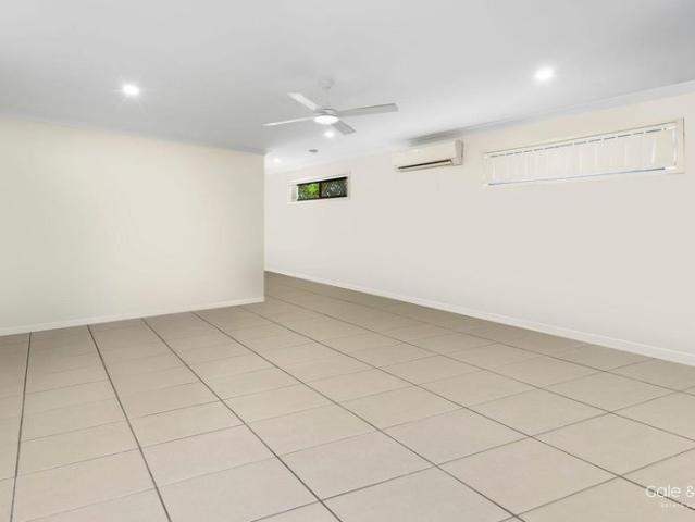 Immaculate townhouse in Superb Location!