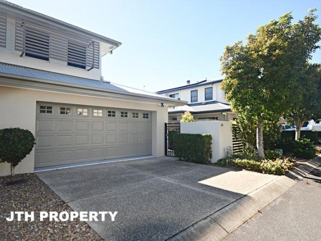 IMMACULATE TOWNHOUSE IN SUPERB LOCATION!