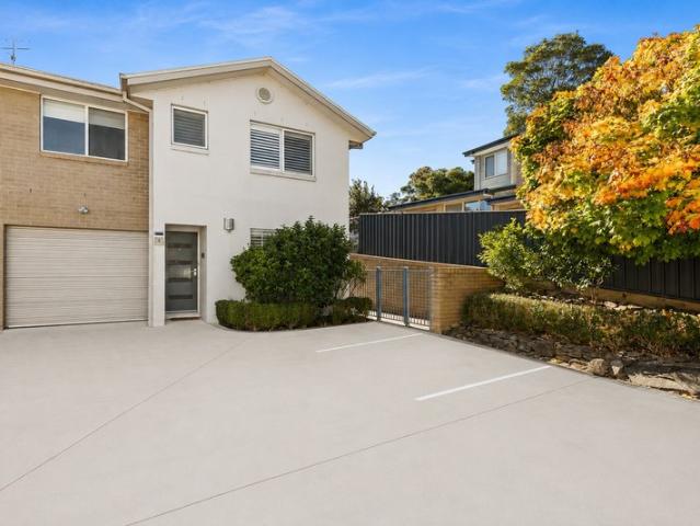 IMMACULATE TOWNHOUSE JUST A SHORT WALK TO SURF & WIMBIE BEACH