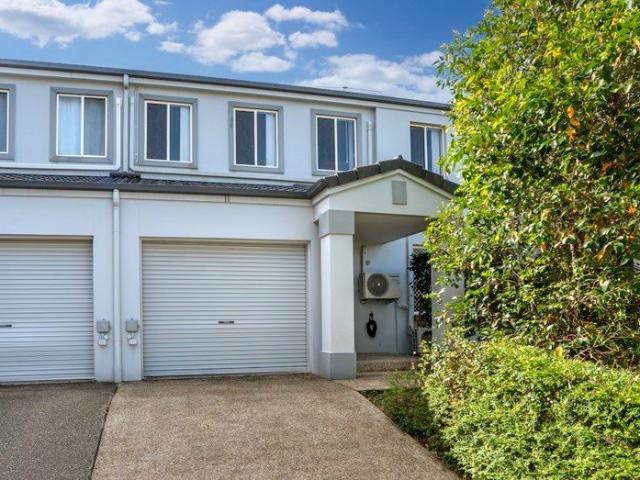 Immaculate Townhouse Offering Easy Living in a Secure Complex
