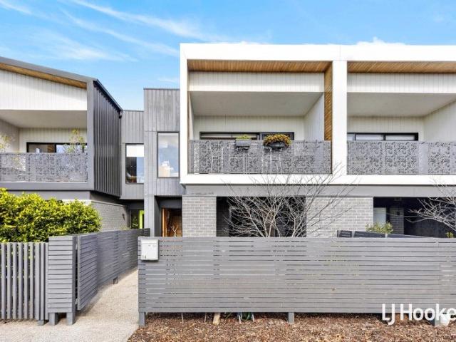 Immaculate Townhouse Overlooking Picturesque Parklands