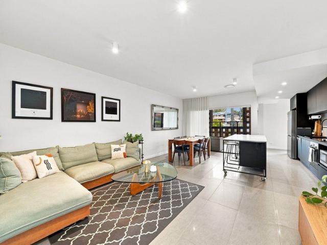 IMMACULATE TRI LEVEL APARTMENT IN A CENTRAL LOCATION! GET IN QUICK!