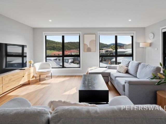 Immaculate unit combining comfort, style and convenience