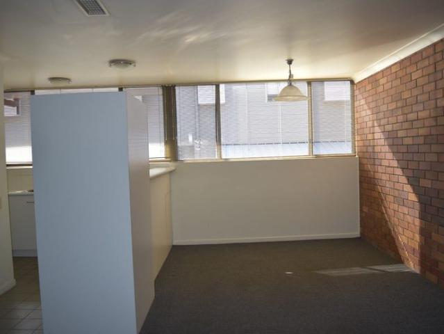 IMMACULATE UNIT IN PRESTIGIOUS RIVER PRECINCT