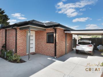 IMMACULATE UNIT IN PRIME SUNSHINE WEST LOCATION