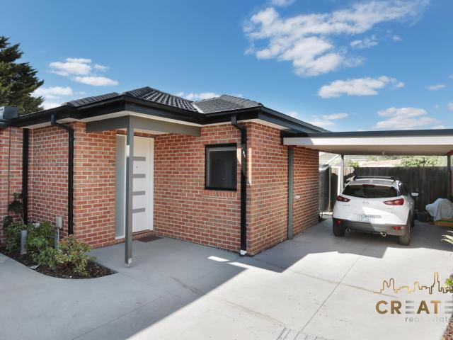 IMMACULATE UNIT IN PRIME SUNSHINE WEST LOCATION