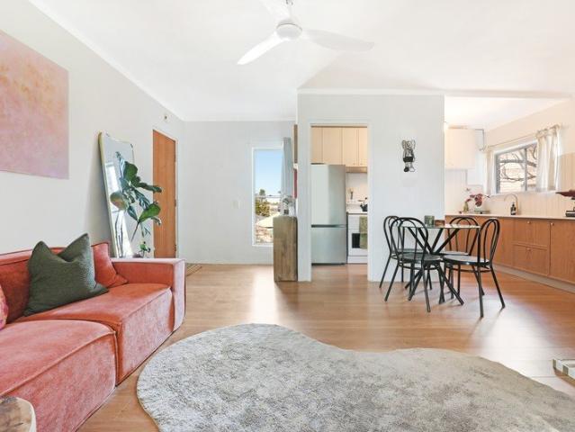 Immaculate unit with all the lifestyle conveniences
