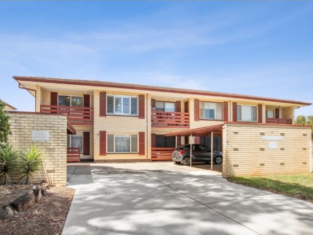 Immaculate Upstairs Unit in Convenient Location