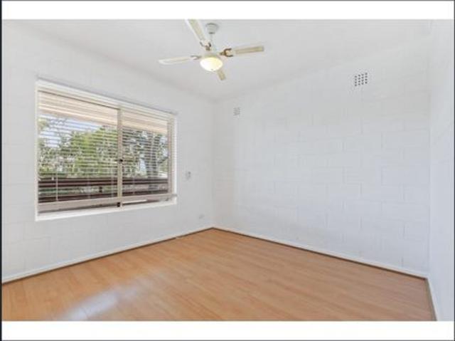 Immaculate Upstairs Unit in Convenient Location
