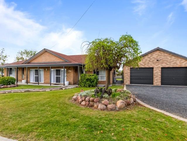 IMMACULATE, VERSATILE & BEAUTIFULLY APPOINTED A HOME THAT HAS IT ALL on 1897 SQM