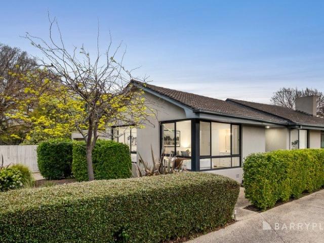 Immaculate Villa Living with Street Facing Appeal