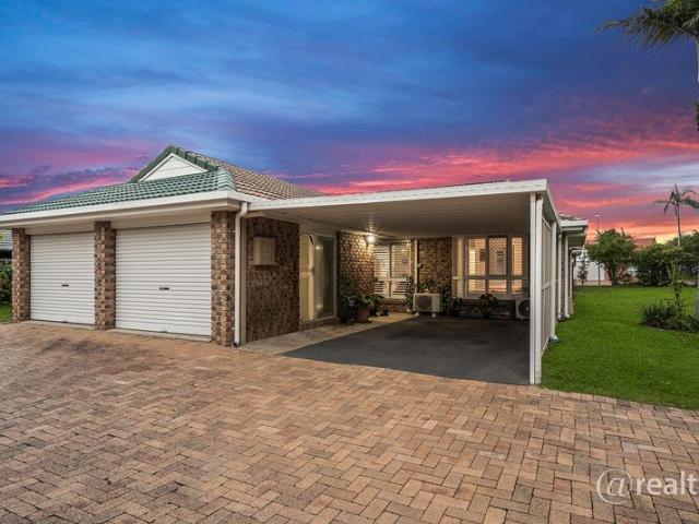 IMMACULATE VILLA SET IN PRIVATE & ULTRA CONVENIENT LOCATION!