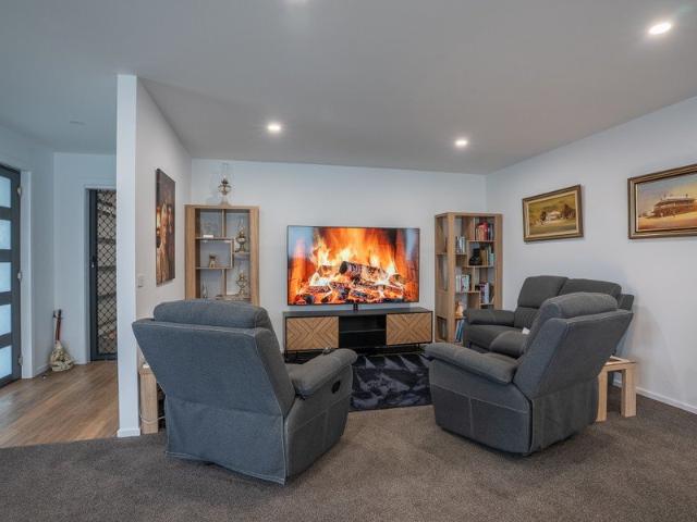 IMMACULATE UNIT. BIG PRICE REDUCTION