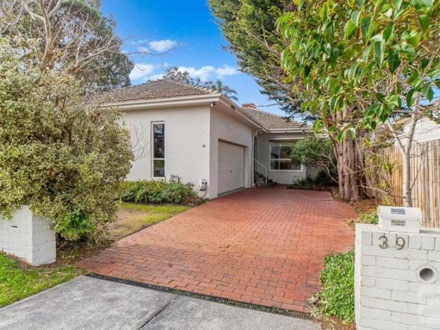 Immaculate 1960s home in prestigious Oliver's Hill location and FHSZ