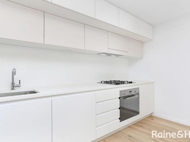Immaculate 1 Bedroom + Study!