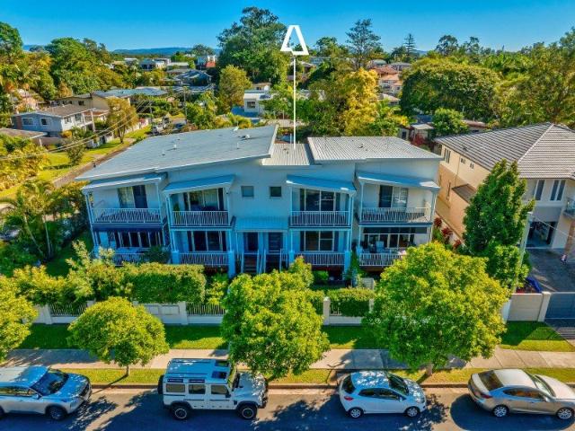 Immaculate 200m2 Coastal Townhouse Stroll to the Broadwater