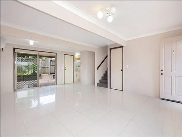 IMMACULATE 2 BEDROOM TOWNHOUSE, AIR CONDITIONING, TILED LIVING, LARGE PRIVATE COURYARD, REMOTE LOCKUP GARAGE