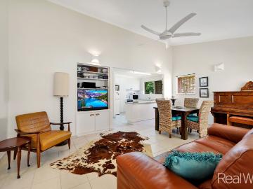 Immaculate 2 Bedroom Unit in Centrally located Secure & Private Complex!