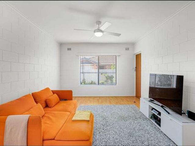immaculate 2 bedroom unit in convenient Location