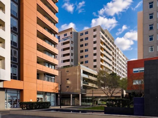 IMMACULATE 2 BEDROOM UNIT LOCATED IN 'EAST QUARTER