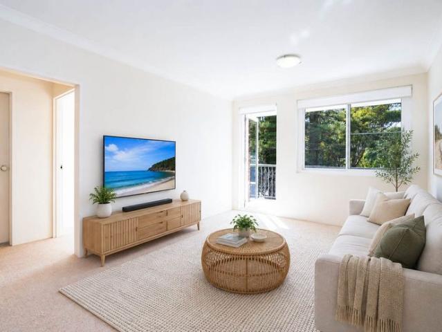 IMMACULATE 2 BEDROOM SPACE STEPS TO THE BEACH!